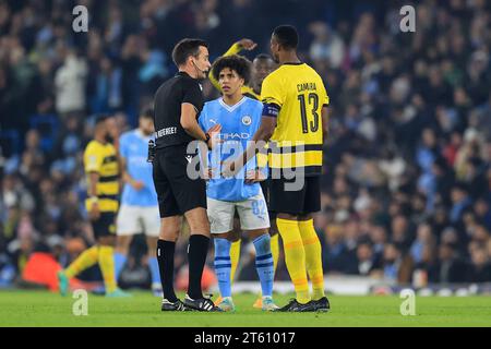 L’arbitre Erik Lambrechts s’entretient avec Rico Lewis #82 de Manchester City et Mohamed Ali Camara #13 de Young Boys lors du match de l’UEFA Champions League Manchester City vs Young Boys au Etihad Stadium, Manchester, Royaume-Uni, le 7 novembre 2023 (photo de Conor Molloy/News Images) à Manchester, Royaume-Uni le 11/7/2023. (Photo de Conor Molloy/News Images/Sipa USA) Banque D'Images