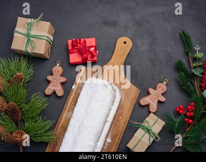 Pâtisseries de Noël en stollen saupoudré de sucre en poudre sur la table, dessert festif Banque D'Images