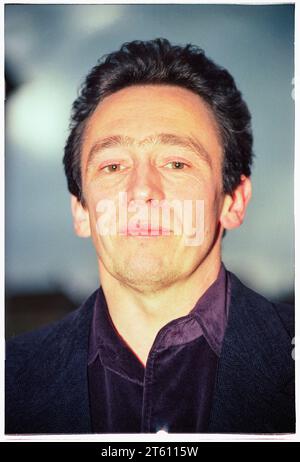 PAUL WHITEHOUSE, COMÉDIEN, JEUNE, LONDRES, 1996 : interview du comédien et acteur Paul Whitehouse dans le nord de Londres, Angleterre, Royaume-Uni lors du tournage de Fast Show en novembre 1996. Ce fut une énorme année de percée pour cette légende de la comédie britannique moderne. Photo : Rob Watkins Banque D'Images