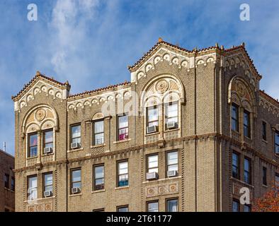 Le 3235 Grand Concourse est un immeuble résidentiel de faible hauteur situé dans le parc Jerome, dans le Bronx, remarquable pour ses détails polychromes en terre cuite. Banque D'Images