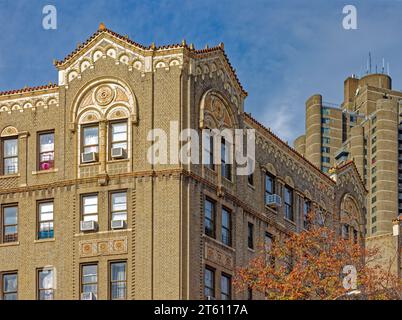 Le 3235 Grand Concourse est un immeuble résidentiel de faible hauteur situé dans le parc Jerome, dans le Bronx, remarquable pour ses détails polychromes en terre cuite. Banque D'Images