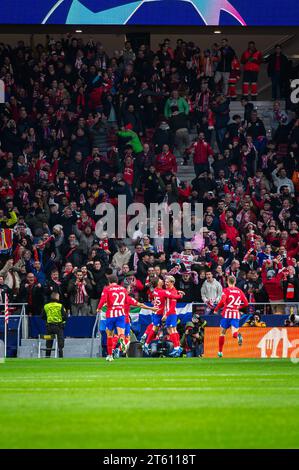 Madrid, Madrid, Espagne. 7 novembre 2023. Les joueurs de l'Atletico Madrid célèbrent le premier but d'Antoine Griezmann lors du match de football de l'UEFA Champions League entre l'Atletico Madrid et le Celtic joué au stade Civitas Metropolitano le 07 novembre 2023 à Madrid, Espagne (crédit image : © Alberto Gardin/ZUMA Press Wire) À USAGE ÉDITORIAL UNIQUEMENT! Non destiné à UN USAGE commercial ! Banque D'Images