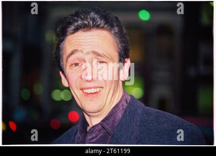 PAUL WHITEHOUSE, COMÉDIEN, JEUNE, LONDRES, 1996 : interview du comédien et acteur Paul Whitehouse dans le nord de Londres, Angleterre, Royaume-Uni lors du tournage de Fast Show en novembre 1996. Ce fut une énorme année de percée pour cette légende de la comédie britannique moderne. Photo : Rob Watkins Banque D'Images