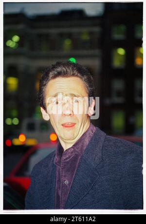 PAUL WHITEHOUSE, COMÉDIEN, JEUNE, LONDRES, 1996 : interview du comédien et acteur Paul Whitehouse dans le nord de Londres, Angleterre, Royaume-Uni lors du tournage de Fast Show en novembre 1996. Ce fut une énorme année de percée pour cette légende de la comédie britannique moderne. Photo : Rob Watkins Banque D'Images