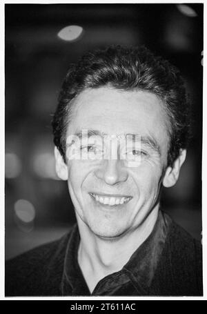 PAUL WHITEHOUSE, COMÉDIEN, JEUNE, LONDRES, 1996 : interview du comédien et acteur Paul Whitehouse dans le nord de Londres, Angleterre, Royaume-Uni lors du tournage de Fast Show en novembre 1996. Ce fut une énorme année de percée pour cette légende de la comédie britannique moderne. Photo : Rob Watkins Banque D'Images