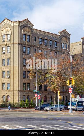 Le 3235 Grand Concourse est un immeuble résidentiel de faible hauteur situé dans le parc Jerome, dans le Bronx, remarquable pour ses détails polychromes en terre cuite. Banque D'Images