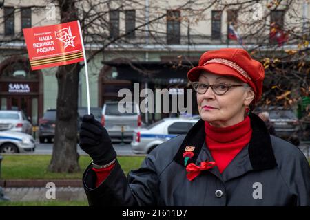 Moscou, Russie. 7 novembre 2023. Un partisan du parti communiste prend part à un rassemblement du parti communiste dédié au 106e anniversaire de la Grande révolution d'octobre (bolchevique), dans le centre de Moscou, en Russie. Crédit : Nikolay Vinokurov/Alamy Live News Banque D'Images