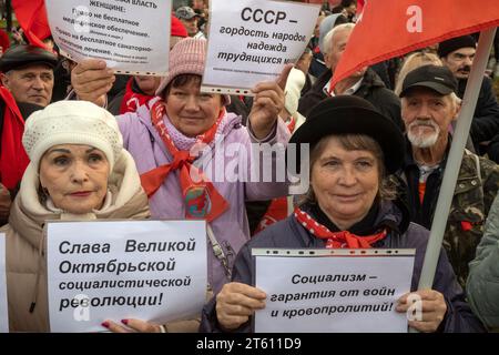 Moscou, Russie. 7 novembre 2023. Les partisans du Parti communiste écoutent le chef du Parti communiste russe Gennady Zyuganov lors d'une manifestation près de la place Rouge à Moscou, en Russie. Crédit : Nikolay Vinokurov/Alamy Live News Banque D'Images