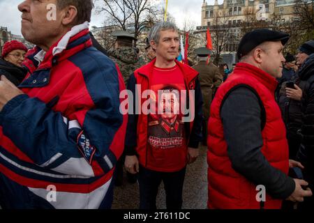 Moscou, Russie. 7 novembre 2023. Les partisans du parti communiste écoutent participer à un rassemblement du Parti communiste russe pour marquer les 106 ans de la Révolution d'octobre, dans le centre de Moscou, en Russie. Crédit : Nikolay Vinokurov/Alamy Live News Banque D'Images