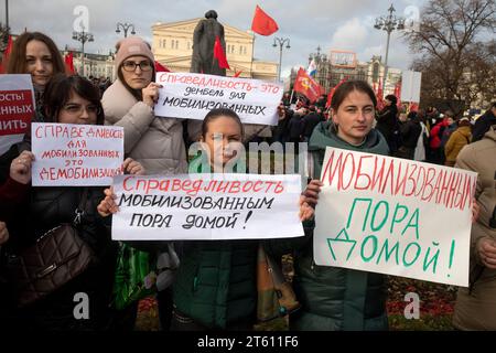 Moscou, Russie. 7 novembre 2023. Les proches des militaires mobilisés exigent de les ramener chez eux lors de l'opération militaire spéciale lors d'un rassemblement du Parti communiste russe pour marquer les 106 ans de la Révolution d'octobre, dans le centre de Moscou, en Russie. Les bannières lisent « temps mobilisé pour rentrer à la maison » crédit : Nikolay Vinokurov/Alamy Live News Banque D'Images