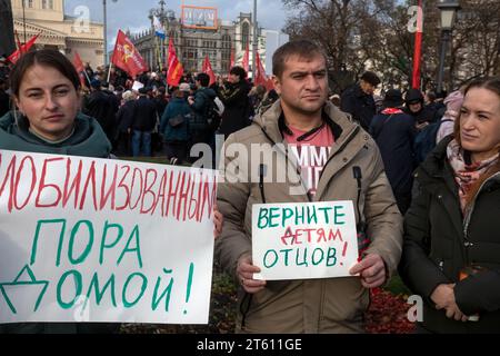 Moscou, Russie. 7 novembre 2023. Les proches des militaires mobilisés demandent de les ramener chez eux lors d’un rassemblement du Parti communiste russe pour marquer les 106 ans de la Révolution d’octobre, dans le centre de Moscou, en Russie. La bannière (L) indique « temps mobilisé pour rentrer chez soi » crédit : Nikolay Vinokurov/Alamy Live News Banque D'Images