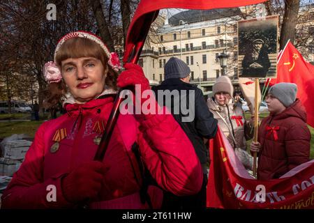 Moscou, Russie. 7 novembre 2023. Les partisans du parti communiste écoutent participer à un rassemblement du Parti communiste russe pour marquer les 106 ans de la Révolution d'octobre, dans le centre de Moscou, en Russie. Crédit : Nikolay Vinokurov/Alamy Live News Banque D'Images