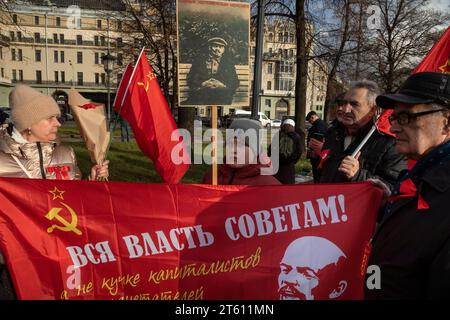 Moscou, Russie. 7 novembre 2023. Les partisans du parti communiste écoutent participer à un rassemblement du Parti communiste russe pour marquer les 106 ans de la Révolution d'octobre, dans le centre de Moscou, en Russie. Crédit : Nikolay Vinokurov/Alamy Live News Banque D'Images