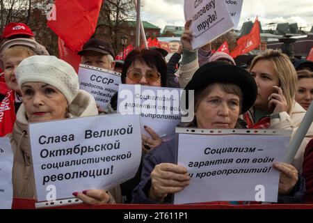 Moscou, Russie. 7 novembre 2023. Les partisans du Parti communiste écoutent le chef du Parti communiste russe Gennady Zyuganov lors d'une manifestation près de la place Rouge à Moscou, en Russie. Crédit : Nikolay Vinokurov/Alamy Live News Banque D'Images