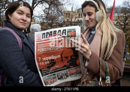 Moscou, Russie. 7 novembre 2023. Les partisans du parti communiste écoutent participer à un rassemblement du Parti communiste russe pour marquer les 106 ans de la Révolution d'octobre, dans le centre de Moscou, en Russie. Crédit : Nikolay Vinokurov/Alamy Live News Banque D'Images