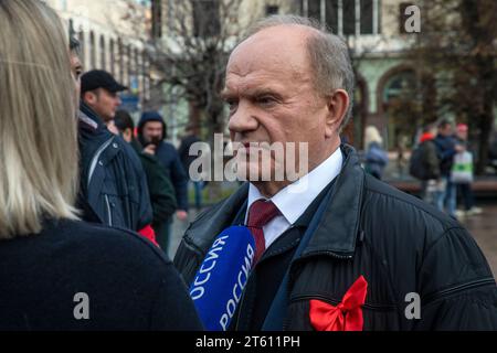 Moscou, Russie. 7 novembre 2023. Le chef du Parti communiste russe Gennady Zyuganov donne une interview à une chaîne de télévision près de la place Rouge à Moscou, en Russie. Crédit : Nikolay Vinokurov/Alamy Live News Banque D'Images