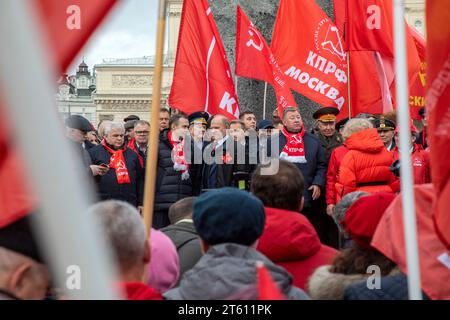 Moscou, Russie. 7 novembre 2023. Les partisans du Parti communiste écoutent le chef du Parti communiste russe Gennady Zyuganov lors d'une manifestation près de la place Rouge à Moscou, en Russie. Crédit : Nikolay Vinokurov/Alamy Live News Banque D'Images