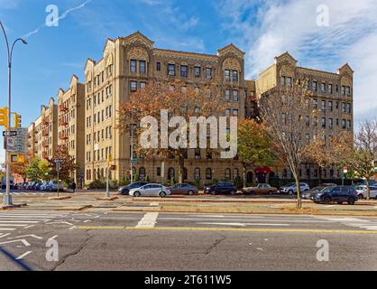 Le 3235 Grand Concourse est un immeuble résidentiel de faible hauteur situé dans le parc Jerome, dans le Bronx, remarquable pour ses détails polychromes en terre cuite. Banque D'Images