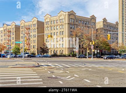 Le 3235 Grand Concourse est un immeuble résidentiel de faible hauteur situé dans le parc Jerome, dans le Bronx, remarquable pour ses détails polychromes en terre cuite. Banque D'Images