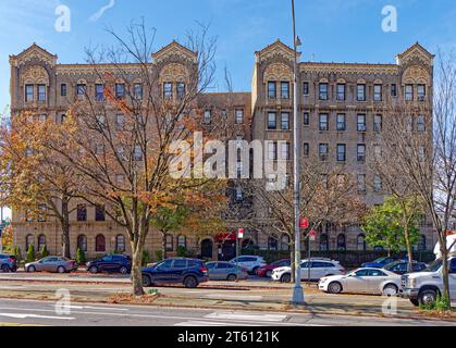 Le 3235 Grand Concourse est un immeuble résidentiel de faible hauteur situé dans le parc Jerome, dans le Bronx, remarquable pour ses détails polychromes en terre cuite. Banque D'Images