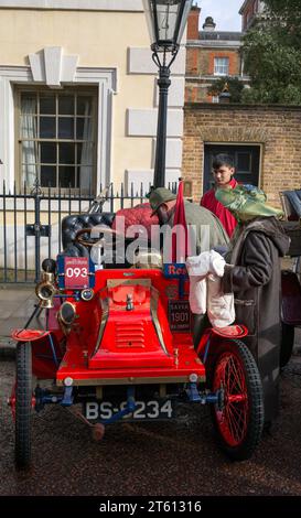 Participant 93 Red 1902 Covert London à Brighton Veteran car Run Concours Marlborough Road St James's London Banque D'Images