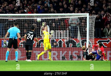 Saul Niguez (à droite) de l'Atletico Madrid marque le sixième but de leur équipe lors du match de l'UEFA Champions League Group E à l'Estadio Metropolitano, Madrid. Date de la photo : mardi 7 novembre 2023. Banque D'Images