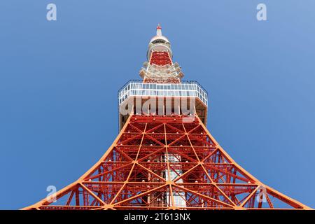 Tokyo, Japon - 09 avril 2023 : vue en angle bas de la célèbre tour de Tokyo à Minato. C'est une tour de communication et d'observation, la deuxième plus haute St Banque D'Images