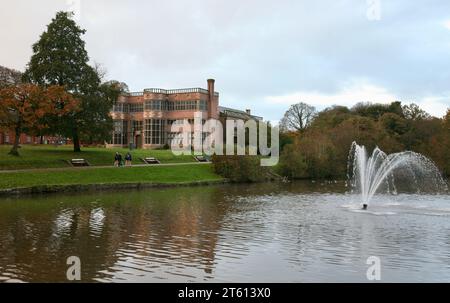 Une vue sur le lac et la fontaine à Astley Hall, Astley Park, Chorley, Lancashire, Royaume-Uni, Europe le mardi 7 novembre 2023 Banque D'Images