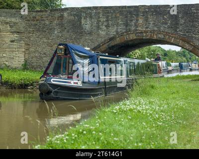 Un Narrowboat passant sous, à travers le pont numéro 190 à Anyhow Wharf, Oxfordshire Banque D'Images