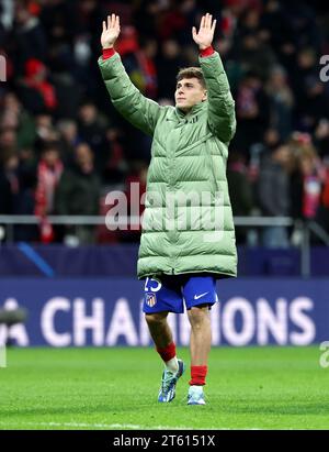 Rodrigo Riquelme, de l'Atletico Madrid, applaudit les supporters après le coup de sifflet final du match du groupe E de l'UEFA Champions League à l'Estadio Metropolitano, Madrid. Date de la photo : mardi 7 novembre 2023. Banque D'Images