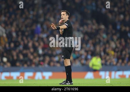 Erik Lambrechts, l'arbitre du match, a fait des gestes lors du match du Groupe G de l'UEFA Champions League entre Manchester City et BSC Young Boys à l'Etihad Stadium, Manchester, le mardi 7 novembre 2023. (Photo : Pat Scaasi | MI News) crédit : MI News & Sport / Alamy Live News Banque D'Images