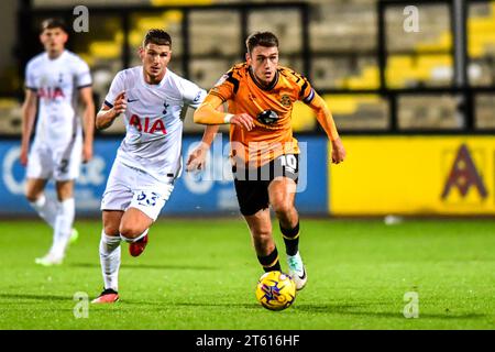 Jack Lancaster (10 Cambridge United) contrôle le ballon lors du match EFL Trophy entre Cambridge United et Tottenham Hotspur Under21 au R Costing Abbey Stadium, Cambridge le mardi 7 novembre 2023. (Photo : Kevin Hodgson | MI News) crédit : MI News & Sport / Alamy Live News Banque D'Images