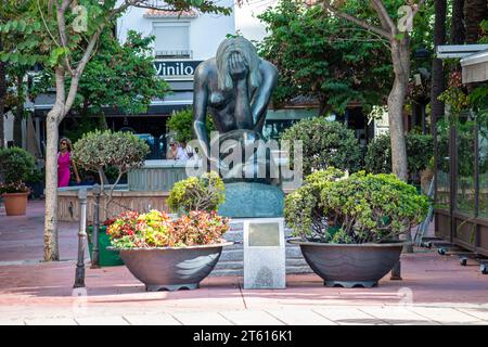 ESTEPONA, ESPAGNE - 29 JUILLET 2023 : promenade maritime à Estepona, Espagne le 29 juillet 2023 Banque D'Images