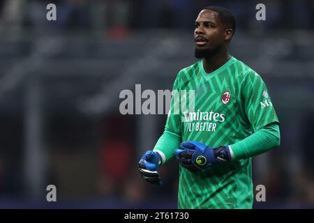 Milan, Italie. 07 novembre 2023. Mike Maignan de l'AC Milan regarde lors du match de l'UEFA Champions League Group F entre l'AC Milan et le Paris Saint-Germain FC au Stadio Giuseppe Meazza le 7 2023 novembre à Milan, Italie . Crédit : Marco Canoniero/Alamy Live News Banque D'Images