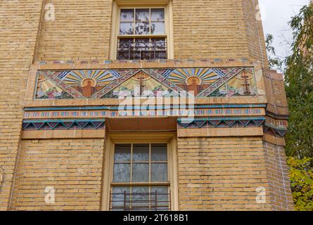 Horace Ginsberg et Marvin Fine ont conçu Park Plaza Apartments, un développement Art déco emblématique dans le Bronx, avec de somptueuses terres cuites polychromes. Banque D'Images