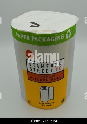 Sainsbury's Supermarket a déplacé ses marques de valeur, y compris Kitchen Roll, vers une nouvelle étiquette - Stamford Street Co. Banque D'Images