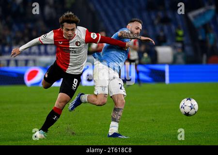 Rome, Italie. 07 novembre 2023. Ayase Ueda de Feyenoord et Manuel Lazzari de SS Lazio concourent pour le ballon lors du match de football du Groupe E de la Ligue des Champions entre SS Lazio et Feyenoord au stade Olimpico de Rome (Italie), le 7 novembre 2023. Crédit : Insidefoto di andrea staccioli/Alamy Live News Banque D'Images