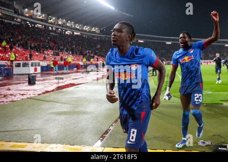 Belgrad, Serbie. 07 novembre 2023. Football : Ligue des Champions, phase de groupes, Groupe G, Journée 4 Red Star Belgrade - RB Leipzig au Stadion Rajko Mitic. Les joueurs de Leipzig Amadou Haidara (l) et Castello Lukeba célèbrent la victoire. Crédit : Jan Woitas/dpa/Alamy Live News Banque D'Images