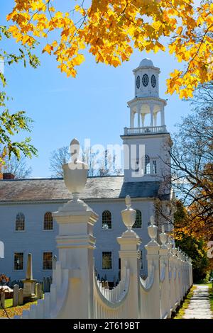 1806 Old First Congregational Church à Bennington Vermont encadrée de couleurs de feuilles d'automne brillamment éclairées Banque D'Images