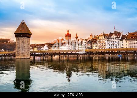 Vieille ville de Lucerne, Suisse au coucher du soleil en hiver. Célèbre pont de chapelle en bois sur la rivière Reuss et le lac de Lucerne. Bâtiments historiques suisses et Banque D'Images