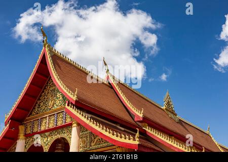 Wat ONG teu, toit du sanctuaire principal (hall principal), et cour, Vientiane, Laos, Asie du Sud-est, Asie Banque D'Images