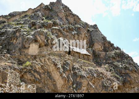 Bâtiments en pierre au sanctuaire d'Ollantaytambo, site historique Inca. Ollantaytambo, Pérou, 5 octobre 2023. Banque D'Images