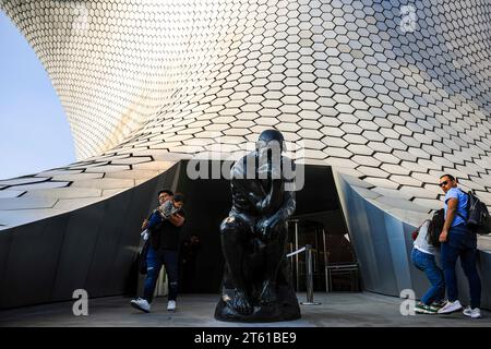 Sculpture de Rodin au Museo Soumaya de la Plaza Carso à Mexico. Institution culturelle avec la reconnaissance de la Fondation Carlos Slim, Conservas, enquête sur la collection d'art. Protégé par les érudits français Auguste Rodin, les maîtres anciens européens El Greco, Tintoret, Brueghel, Cranach, Zurbarán et Murillo et les maîtres anciens de la Nouvelle-Espagne, Correa, Villalpando et Cabrera. Il possède les seules œuvres de Vincent Van Gogh au Mexique, José María Velasco, Agustín Arrieta, Doctal, Diego Rivera, José Clemente Orozco et David Alfaro Siqueiros. (Photo de Luis Gutiérrez/ Norte photo) Rodin escultura en Banque D'Images