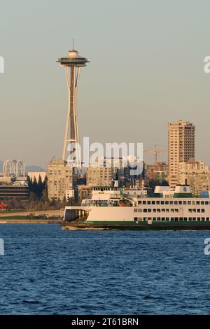 Seattle, WA, États-Unis - 28 octobre 2023 ; navigation en soirée au Washington State Ferry MV Issaquah devant le monument de Space Needle Banque D'Images