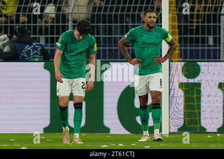 Dortmund, Allemagne. 07 novembre 2023. Le défenseur de Newcastle United Tino Livramento (21) le défenseur de Newcastle United Jamaal Lascelles (6) a été abattu après le deuxième but de Dortmund lors du match Borussia Dortmund FC contre Newcastle United FC UEFA Champions League Round 1 Group F au BVB Stadion, Dortmund, Allemagne le 7 novembre 2023 Credit : Every second Media/Alamy Live News Banque D'Images