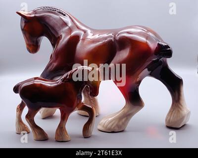 Un ensemble de figurines de cheval en plastique sur un fond blanc vif Banque D'Images