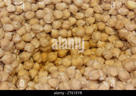 Vue de dessus des pois chiches trempant dans la texture de l'eau. Concept d'alimentation saine. Fond alimentaire de légumineuse saine. Texture abstraite de pois chiches avec gradient Banque D'Images