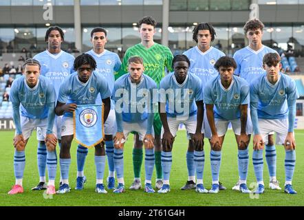 Manchester, Royaume-Uni. 7 novembre 2023. Manchester City pose pour une photo de l'équipe avant le coup d'envoi, pendant le match de groupe G de la quatrième journée de l'UEFA Youth League à l'Academy Stadium/joie Stadium, Manchester, Angleterre. (Image de crédit : ©Cody Froggatt/Alamy Live News) Banque D'Images