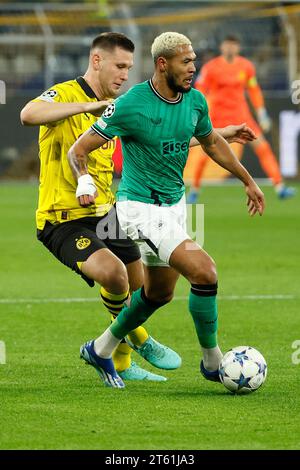 Dortmund, Allemagne. 7 novembre 2023. Niklas Sule (L) du Borussia Dortmund rivalise avec Joelinton du Newcastle United lors du match de l'UEFA Champions League Group F entre le Borussia Dortmund et Newcastle United à Dortmund, en Allemagne, le 7 novembre 2023. Crédit : Joachim Bywaletz/Xinhua/Alamy Live News Banque D'Images