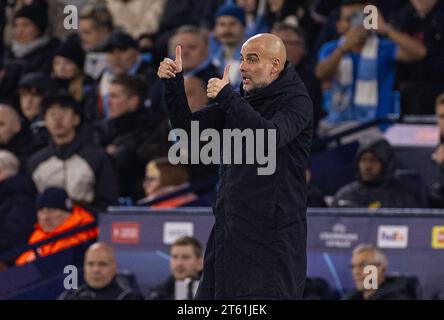 Manchester, Royaume-Uni. 8 novembre 2023. L'entraîneur-chef de Manchester City PEP Guardiola fait des gestes lors du match du Groupe G de l'UEFA Champions League entre Manchester City FC et BSC Young Boys à Manchester, en Grande-Bretagne, le 7 novembre 2023. Crédit : Xinhua/Alamy Live News Banque D'Images